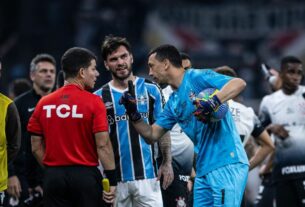 Goleiro do Grêmio reclama e diz que Corinthians foi ajudado pela arbitragem