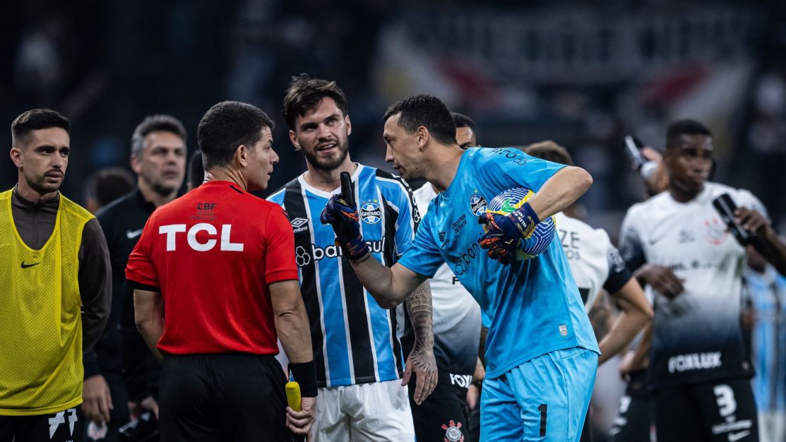 Goleiro do Grêmio reclama e diz que Corinthians foi ajudado pela arbitragem