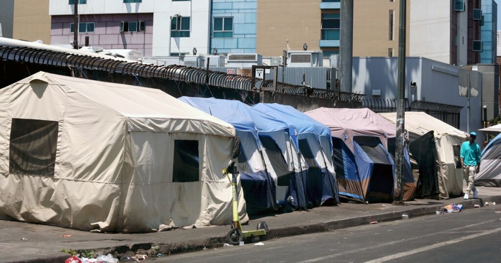 Governador da Califórnia ordena que agências estaduais removam acampamentos de moradores de rua