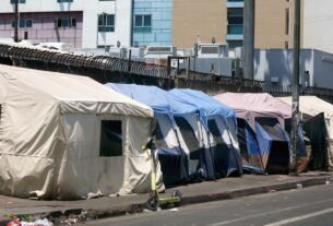 Governador da Califórnia ordena que agências estaduais removam acampamentos de moradores de rua