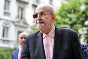 Homem que atacou o autor Salman Rushdie é acusado de apoiar grupo terrorista