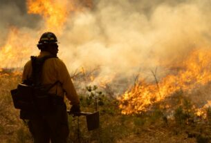 Incêndios florestais na Califórnia continuam enquanto bombeiros trabalham para contê-los