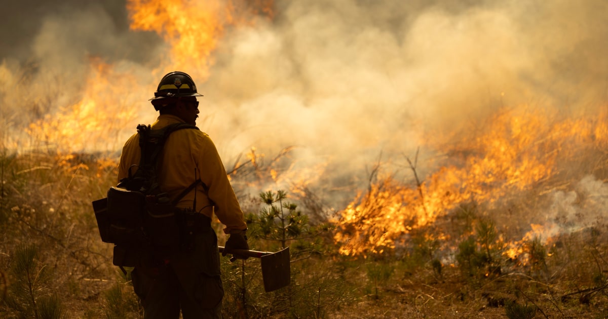 Incêndios florestais na Califórnia continuam enquanto bombeiros trabalham para contê-los