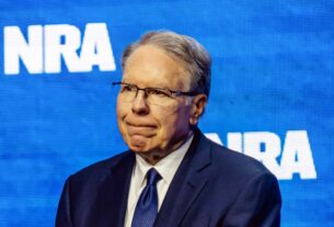 Juiz proíbe temporariamente Wayne LaPierre de retornar à liderança da National Rifle Association, mas não nomeia um monitor