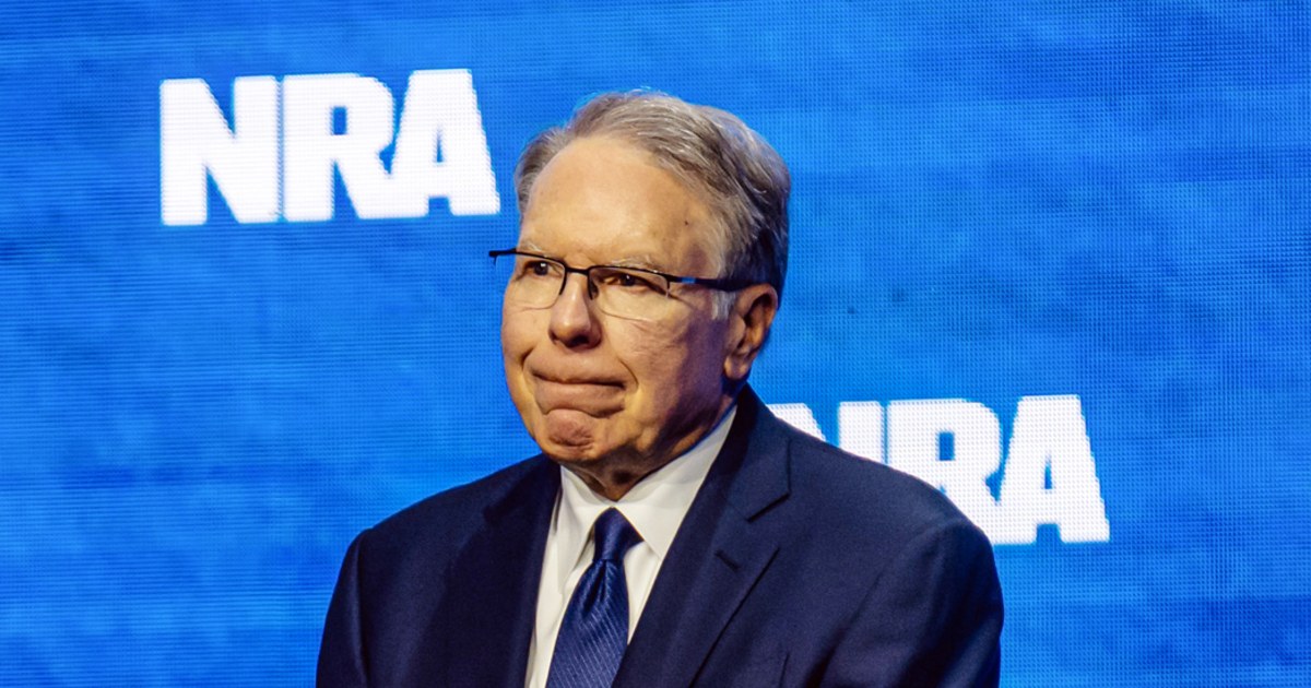 Juiz proíbe temporariamente Wayne LaPierre de retornar à liderança da National Rifle Association, mas não nomeia um monitor