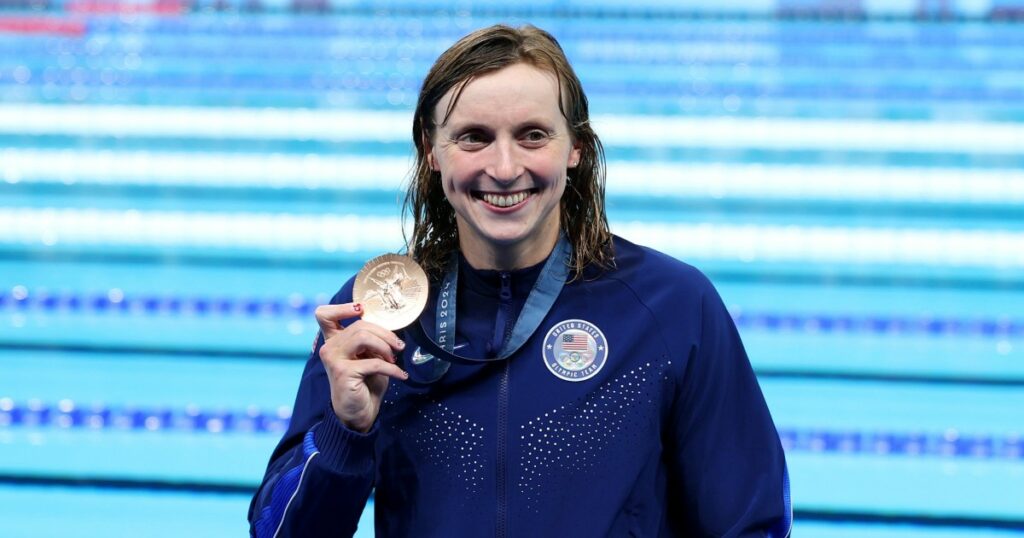 Katie Ledecky vence 1.500 livres, empatando com três outros grandes nomes dos EUA com 12 medalhas