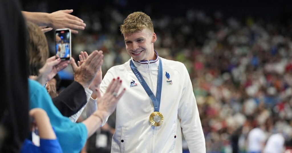 Léon Marchand conquista ouro olímpico nos 400 medley e a admiração da França