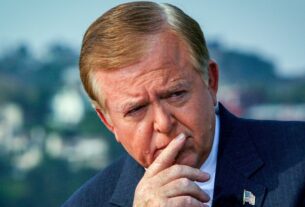 Lou Dobbs, pioneiro do noticiário a cabo que apoiou Donald Trump, morre aos 78 anos