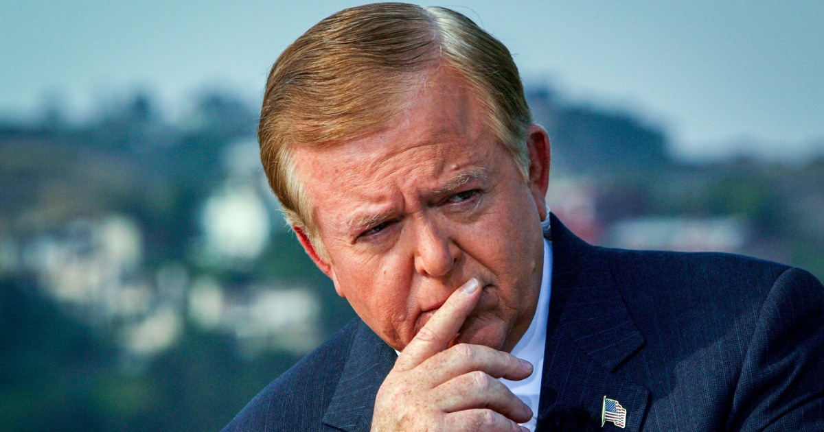 Lou Dobbs, pioneiro do noticiário a cabo que apoiou Donald Trump, morre aos 78 anos