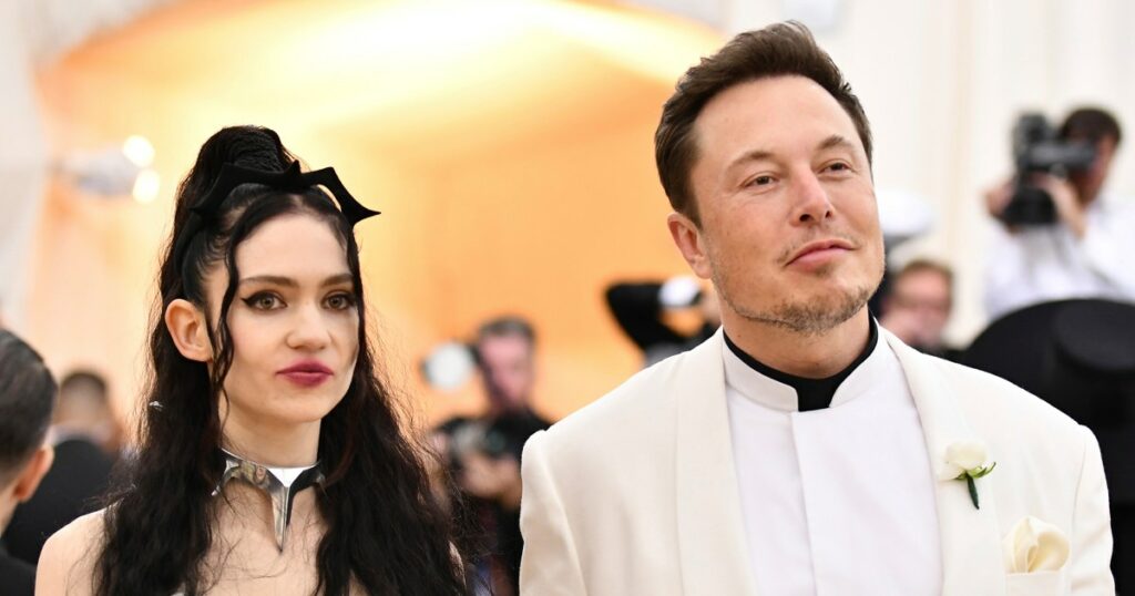 Mãe de Grimes diz que Elon Musk está 'retendo' os 3 filhos do casal de viagem em família