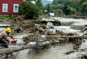 Mais inundações atingem Vermont com estradas destruídas, veículos destruídos e casas destruídas