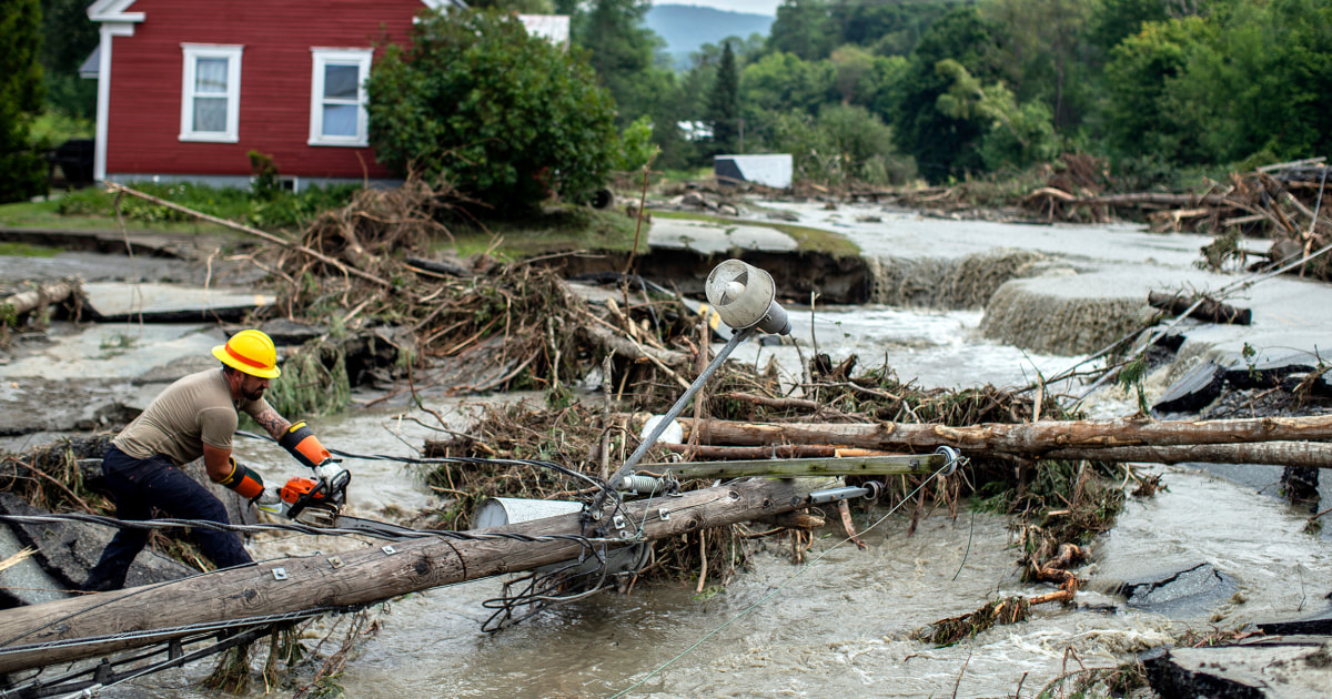 Mais inundações atingem Vermont com estradas destruídas, veículos destruídos e casas destruídas