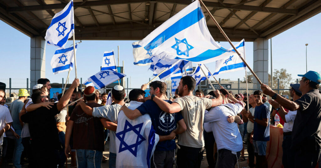 Manifestantes invadem bases militares israelenses após soldados serem detidos por suposto abuso de prisioneiros palestinos