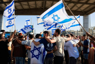 Manifestantes invadem bases militares israelenses após soldados serem detidos por suposto abuso de prisioneiros palestinos