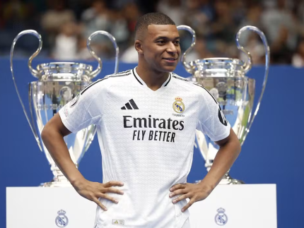 Mbappé é oficialmente apresentado no Real Madrid com festa para 80 mil torcedores