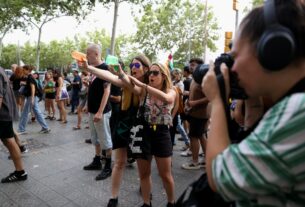 Moradores protestam com pistolas de água contra turistas em Barcelona