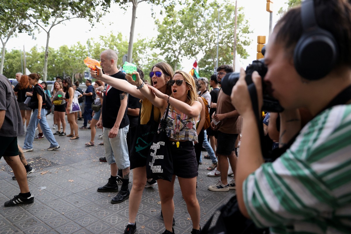 Moradores protestam com pistolas de água contra turistas em Barcelona