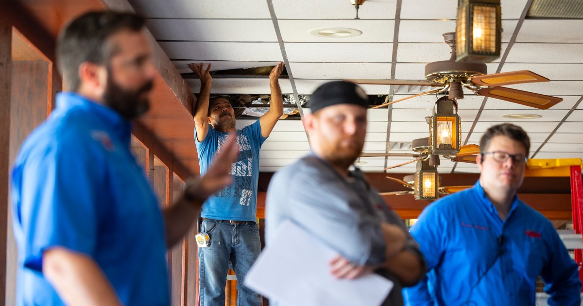 Na praia de Galveston, moradores ficam sem energia após o golpe de Beryl durante a alta temporada turística