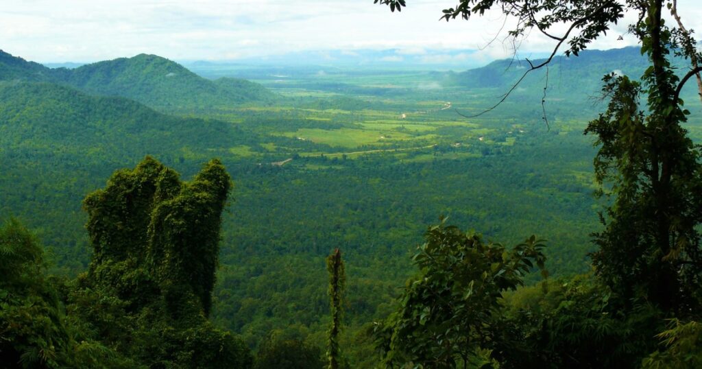 Nenhum sobrevivente visto após helicóptero cambojano ser visto caindo em montanha 17 dias após ser perdido