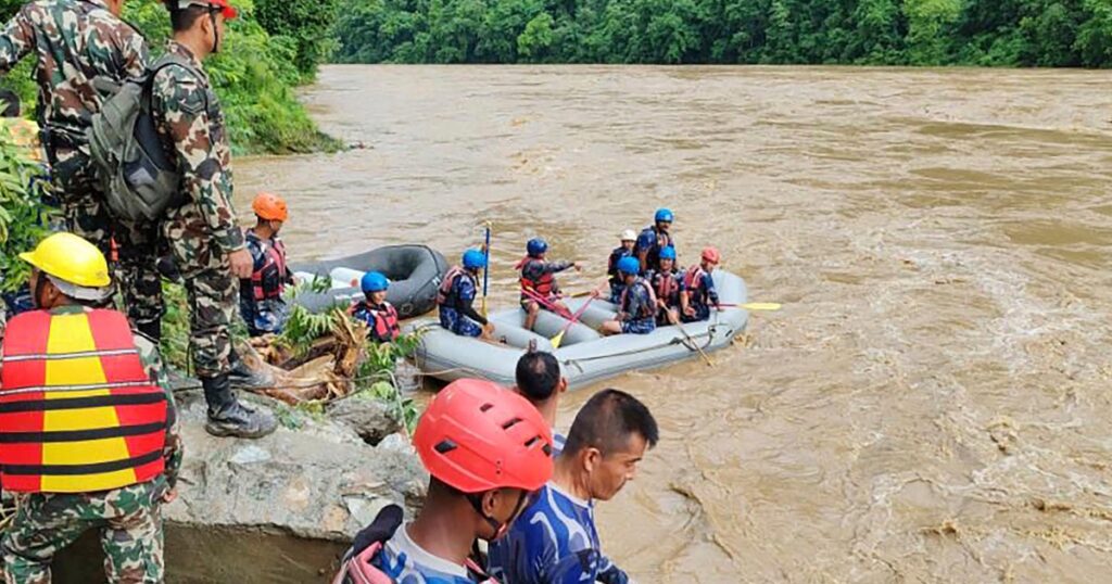 Nenhuma esperança para sobreviventes do deslizamento de terra que varreu ônibus no Nepal