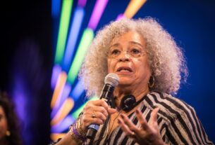 No Rio, Angela Davis conta que tem retrato de Marielle em casa, diz que tem amor pela Bahia e fala sobre o PL 1904: 'Momento assustador'