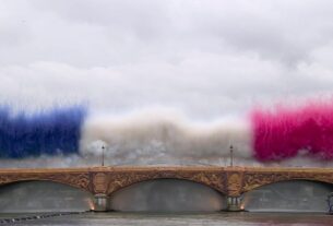 Nuvens de fumaça com cores de bandeiras saem da ponte de Paris na cerimônia de abertura das Olimpíadas