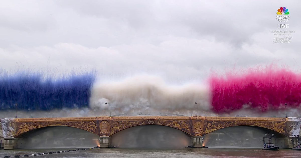 Nuvens de fumaça com cores de bandeiras saem da ponte de Paris na cerimônia de abertura das Olimpíadas