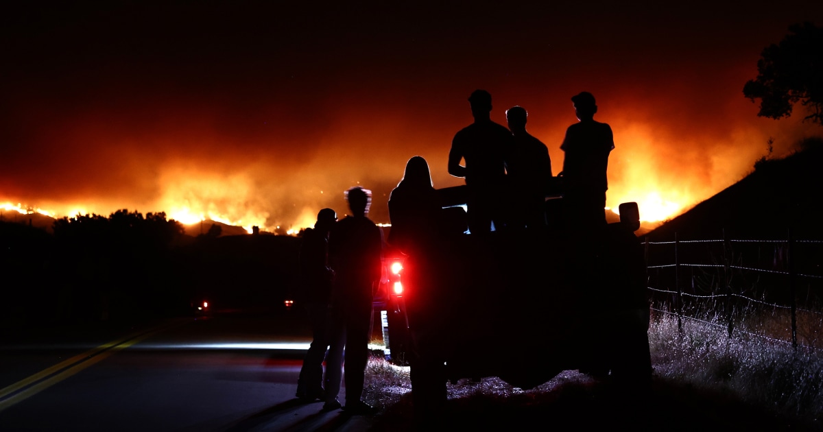 O calor da Califórnia secou a grama alta, tornando a perspectiva de incêndio preocupante