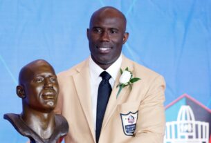 O membro do Hall da Fama da NFL, Terrell Davis, diz que foi algemado e retirado do voo