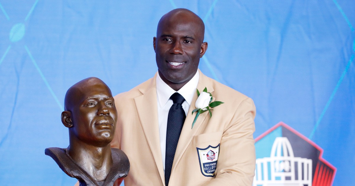 O membro do Hall da Fama da NFL, Terrell Davis, diz que foi algemado e retirado do voo