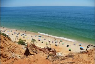 O que tem a Praia da Falésia para ser a melhor do mundo em 2024? | Turismo e Viagem