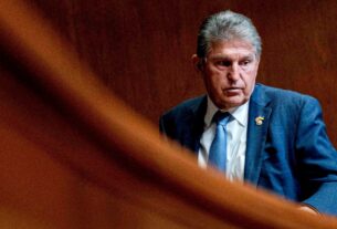 O senador Joe Manchin se junta aos apelos para que Biden desista da corrida presidencial