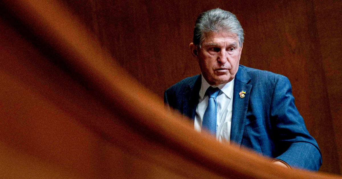 O senador Joe Manchin se junta aos apelos para que Biden desista da corrida presidencial