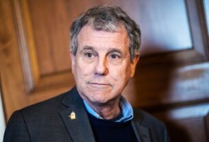 O senador de Ohio, Sherrod Brown, pede que Biden desista da corrida de 2024