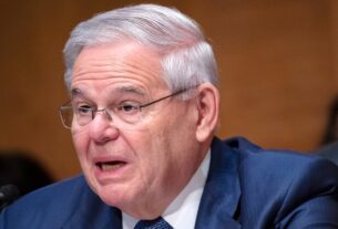 O senador democrata Bob Menendez diz aos aliados que renunciará após condenação por suborno