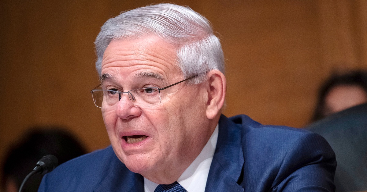 O senador democrata Bob Menendez diz aos aliados que renunciará após condenação por suborno