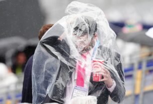 Ondas e escorregões: Olimpíada começa com chuva como protagonista inesperada