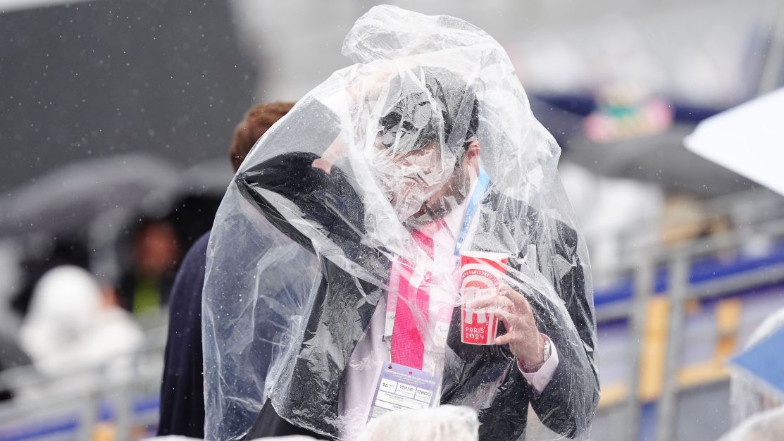 Ondas e escorregões: Olimpíada começa com chuva como protagonista inesperada