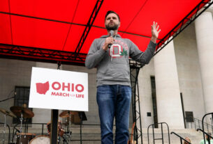 Onde JD Vance se posiciona sobre o aborto, com base em suas declarações anteriores