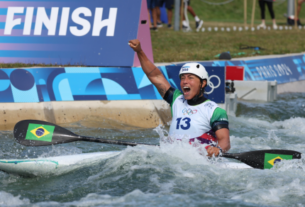 Ana Satila em disputa na canoagem slalom, em Paris-2024 (Luiza Moraes/COB)