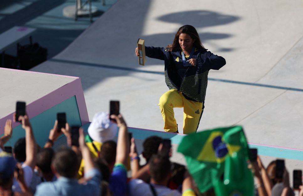 Paris 2024: Rayssa Leal reage à conquista brasileira na ginástica por equipes