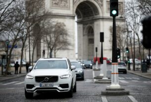 Paris anuncia que irá triplicar tarifa de estacionamento de SUVs em setembro; valor pode chegar a R$ 96 por hora