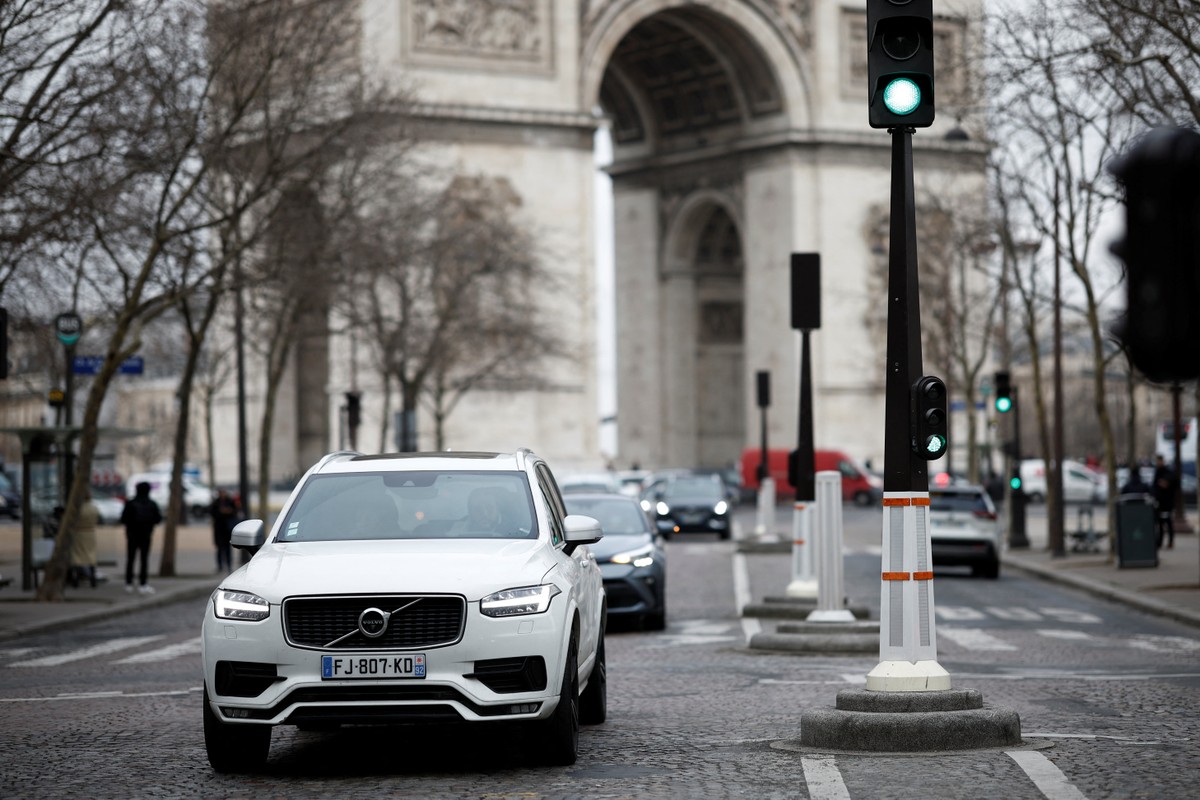 Paris anuncia que irá triplicar tarifa de estacionamento de SUVs em setembro; valor pode chegar a R$ 96 por hora