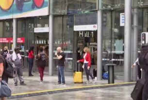 Passageiros vistos na estação de trem Gard du Nord