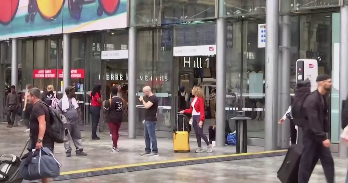 Passageiros vistos na estação de trem Gard du Nord