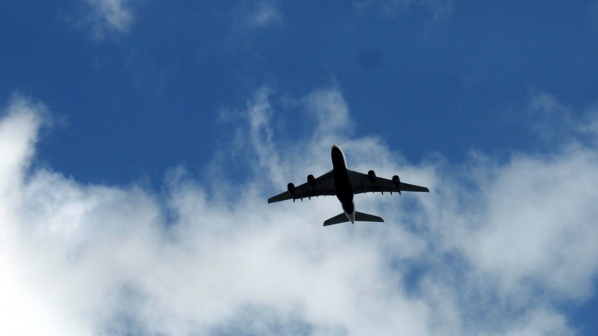 Passar mal dentro do avião: o que a companhia aérea deve fazer em casos de mal-estar ou de morte