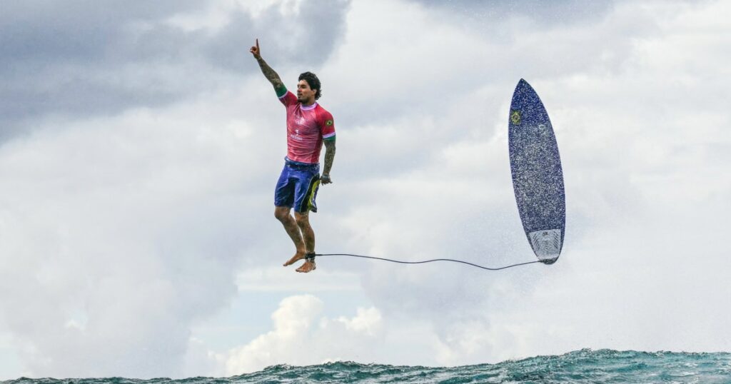 Passeio histórico de surfista brasileiro nas Olimpíadas rende foto icônica