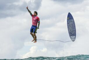 Passeio histórico de surfista brasileiro nas Olimpíadas rende foto icônica