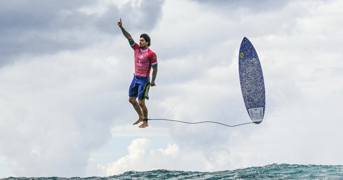 Passeio histórico de surfista brasileiro nas Olimpíadas rende foto icônica