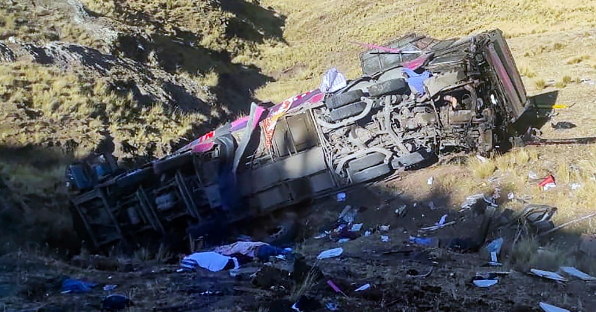 Pelo menos 25 mortos no Peru após ônibus cair 600 pés nos Andes